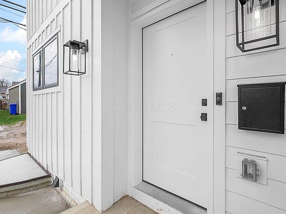 4th image of 1081 W 3rd Ave