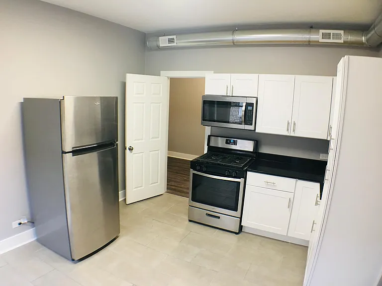918 W 32nd Pl #2R — Photo 3