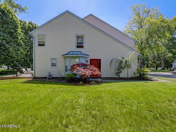 3rd image of 427 Dorchester Way