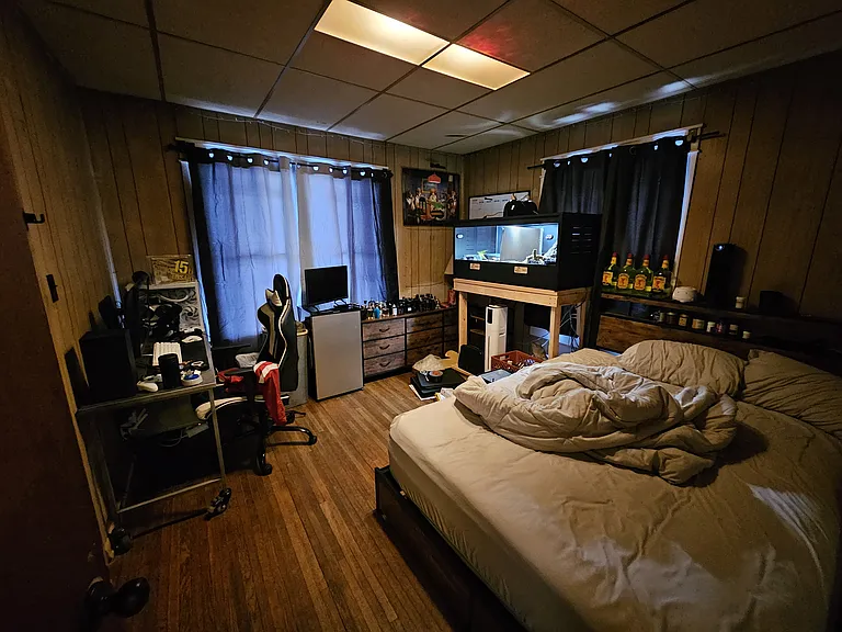 has closet