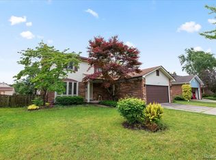 18068 Autumn Ln, Macomb, MI 48044
