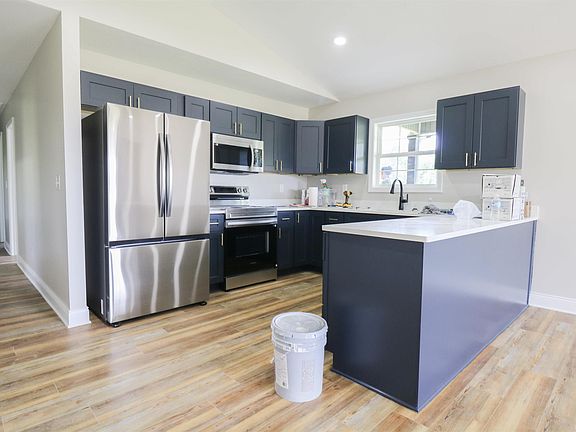 3rd image of 125 Clover Cres