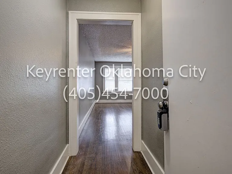 1700 N Robinson Ave — Photo 10
