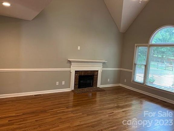 2nd image of 154 Saint Martins Ln