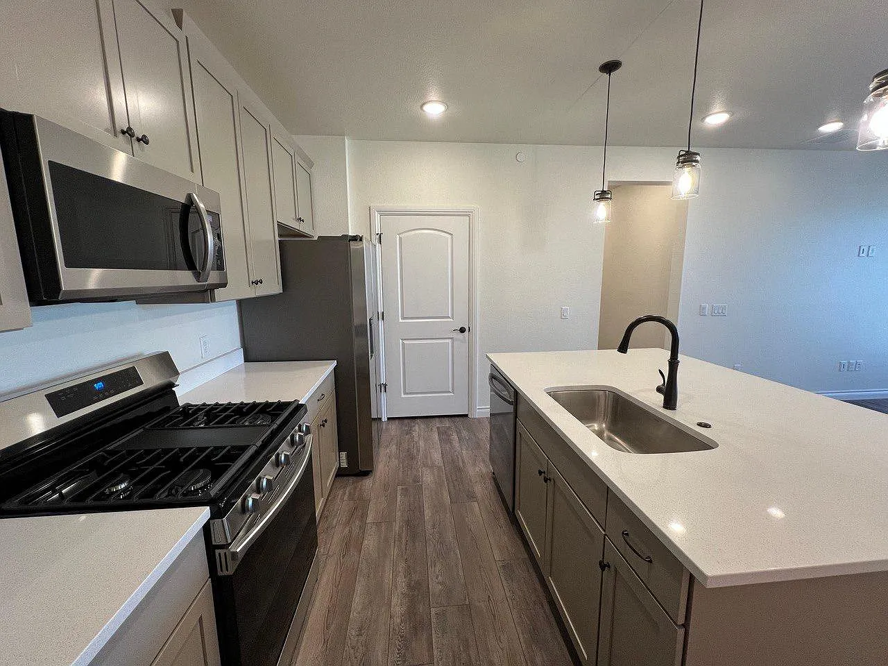 3 bed, 1264 sqft, $2,799 — Photo 2