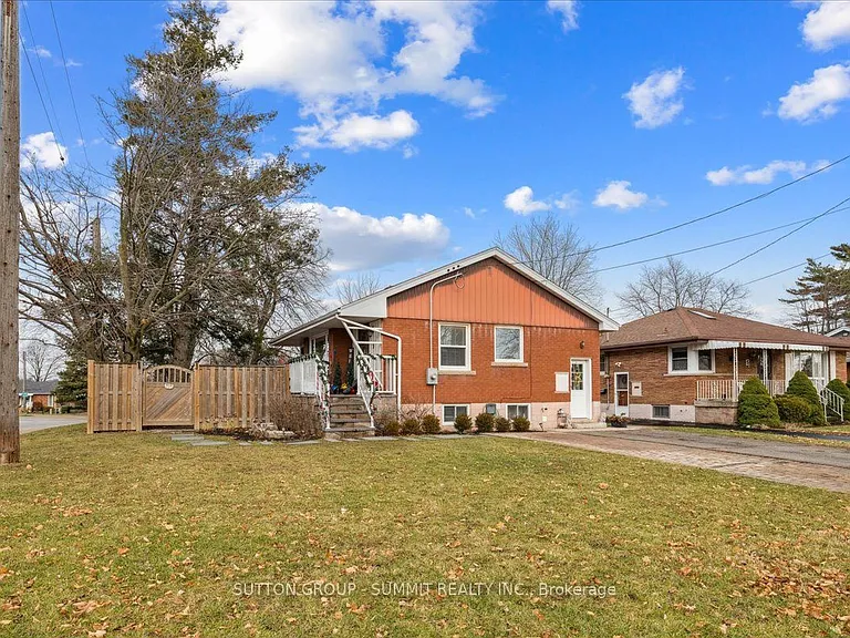9 Grenadier Dr #UPPER — Photo 1