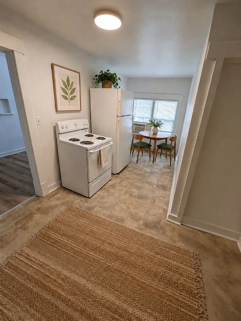 2 bedroom, 1 bathroom Apartment! JULY 2026! — Photo 4
