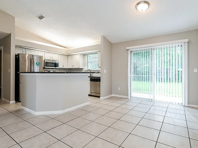1225 Peabody Dr E — Photo 6