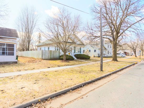 522 E Walnut St, River Falls, WI 54022