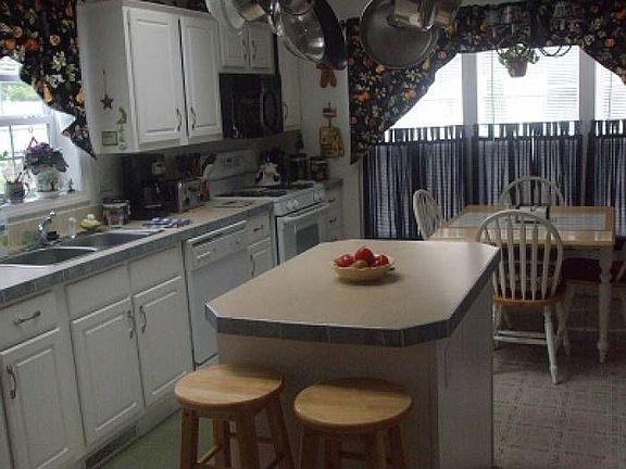 Kitchen w/breakfast bar