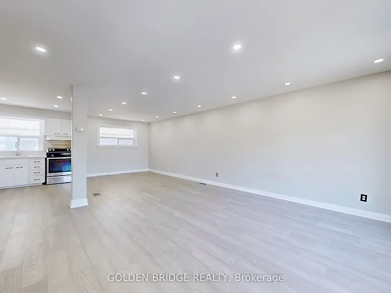 438 Centre St E — Photo 5