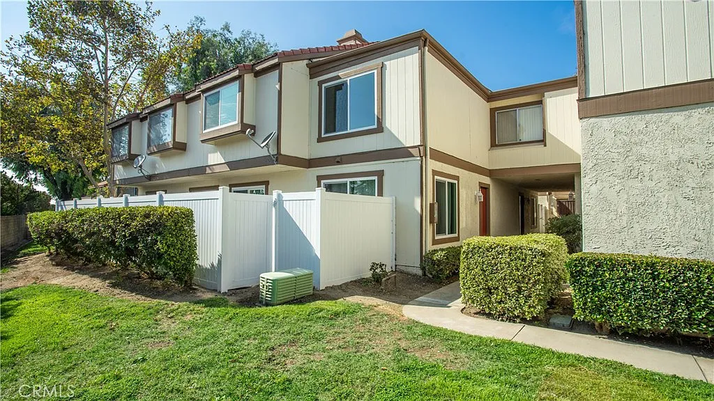 2 bed, 1.5 bath, 1302 sqft, $2,700 — Photo 1