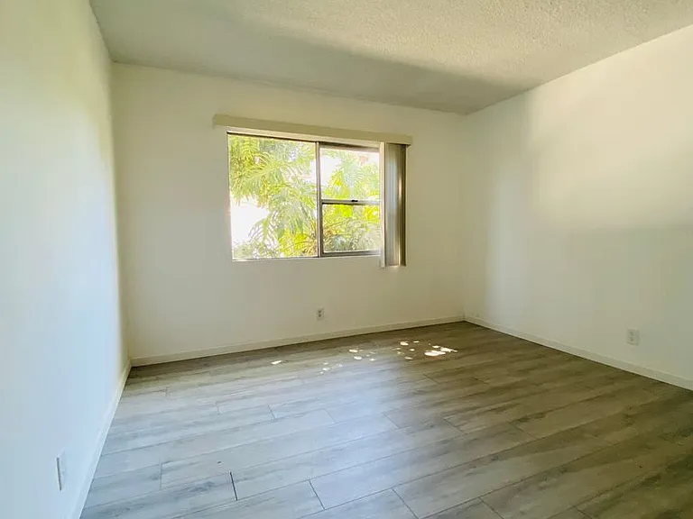 1626 Barry Ave — Photo 7