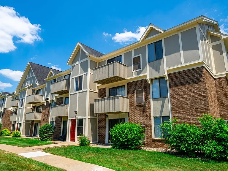 Irish Hills Apartments — Photo 40