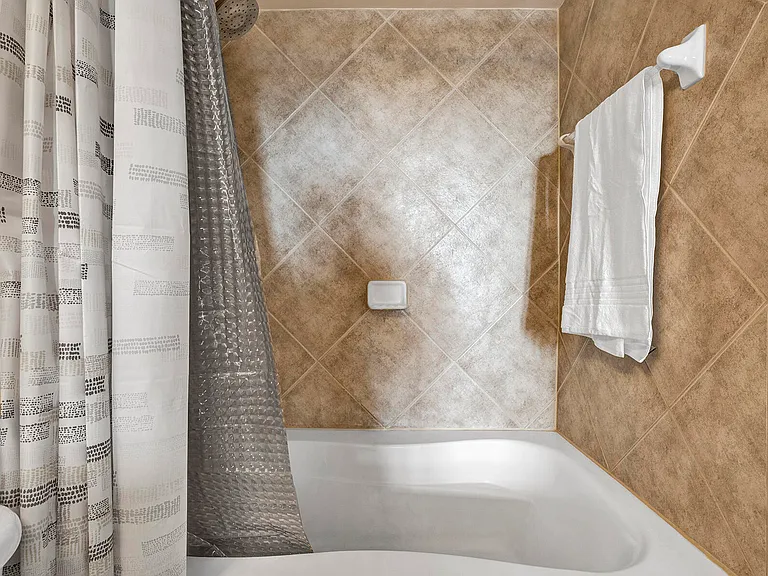 100 NE 6th St #203 — Photo 18