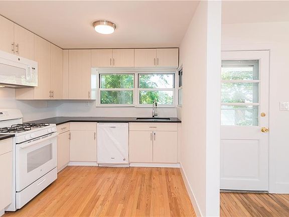 5th image of 106 Sweetfield Cir