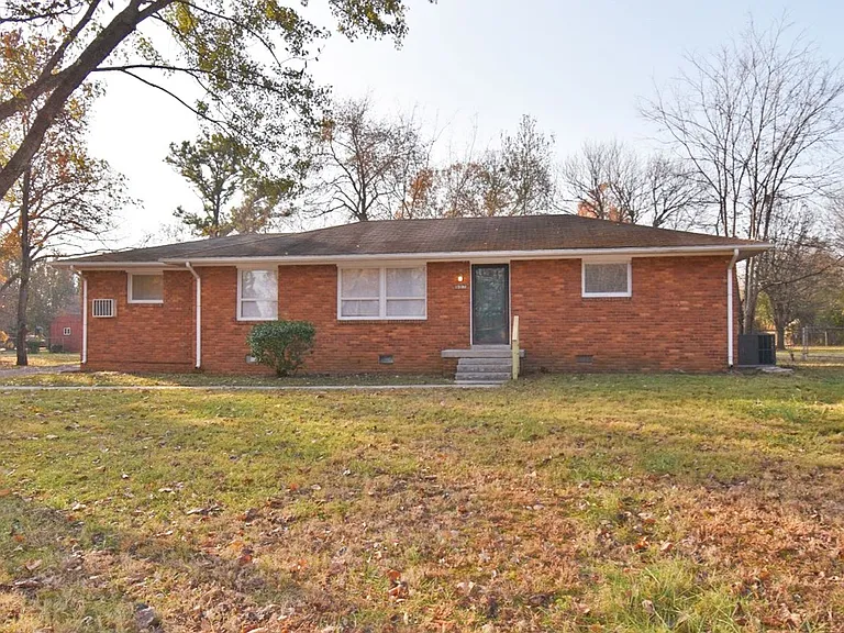 907 Dogwood Dr — Photo 1