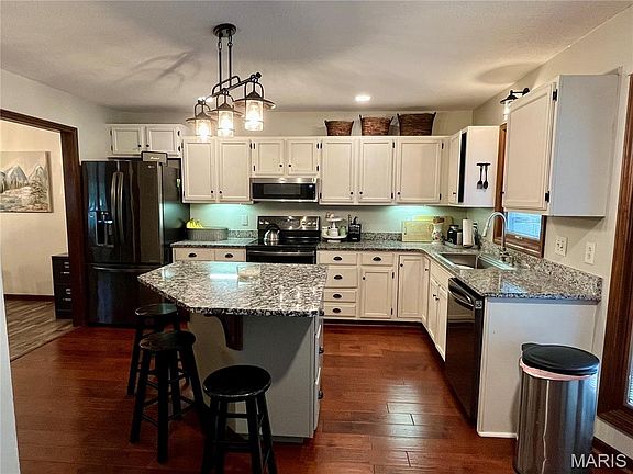 2nd image of 2204 Crestline Dr