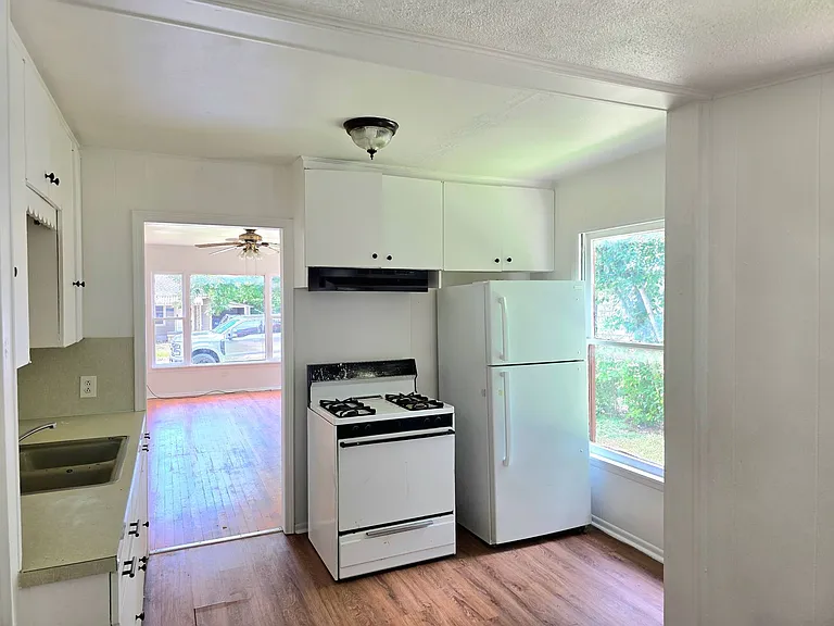 3612 Pine Ave — Photo 2