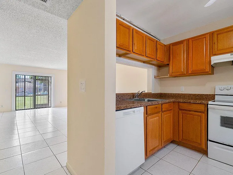 6736 Palmetto Cir S #105 — Photo 10