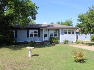 705 N 3rd St, Ballinger, TX 76821