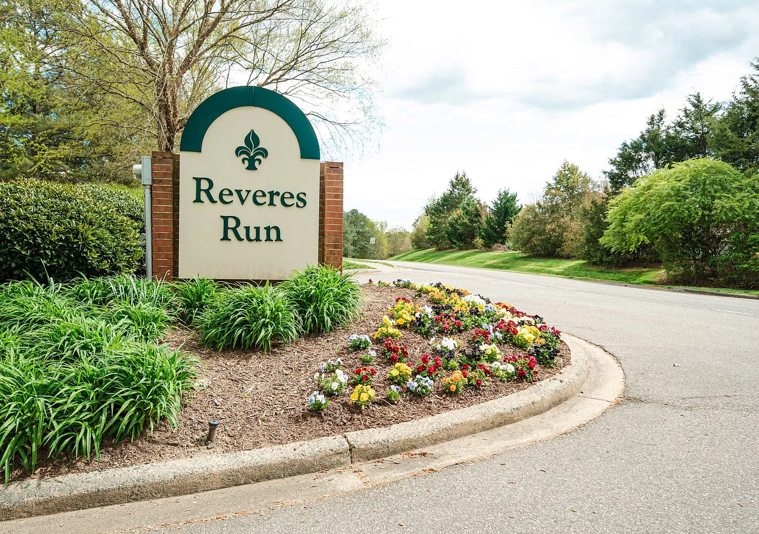 End Unit Townhome in Woodcroft's Revere's Run — Photo 3