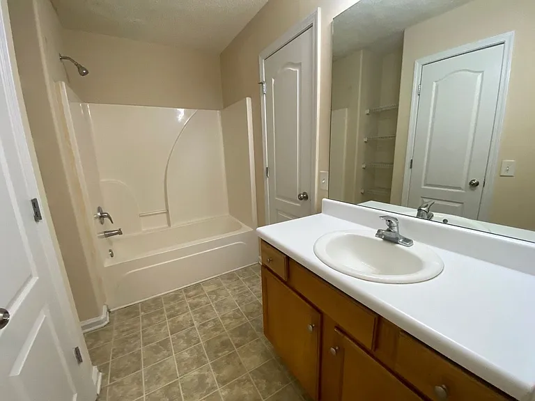 218 Bridgewater Cir — Photo 7