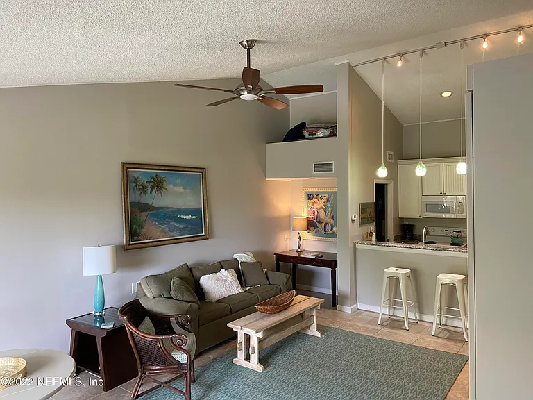 667 Summer Pl — Photo 2