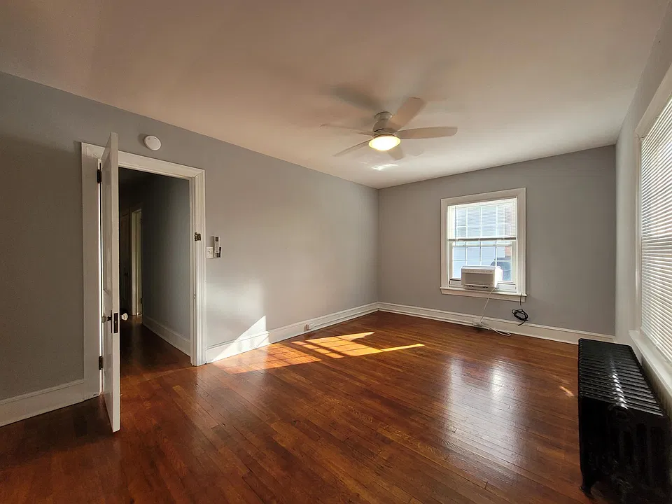 Master bedroom (1/2)