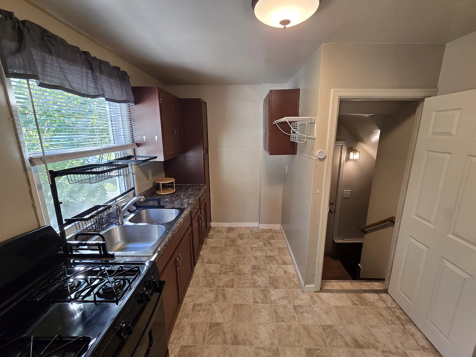 3 bed, 960 sqft, $1,100 — Photo 3