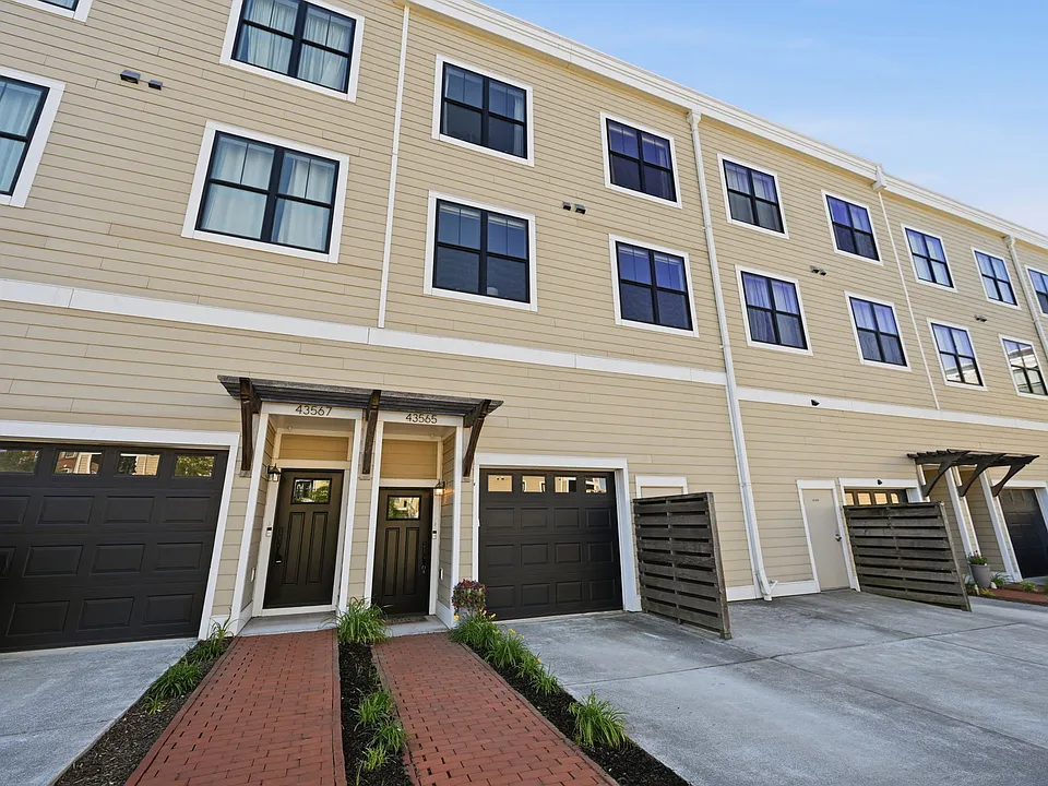 43565 Michigan Sq