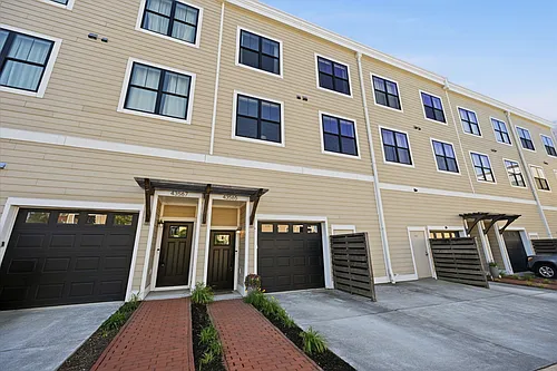 43565 Michigan Sq Photo 1