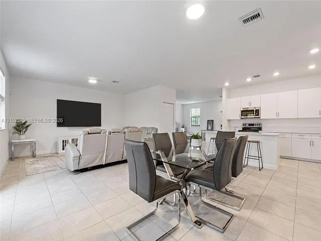 5 bed, 3.0 bath, 2640 sqft, $5,000 — Photo 3