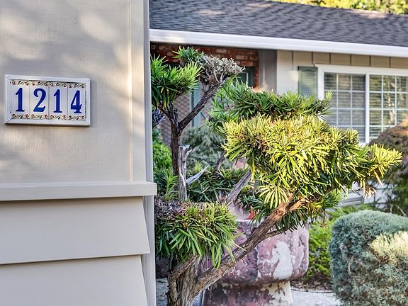 2nd image of 1214 Kilarney Ln