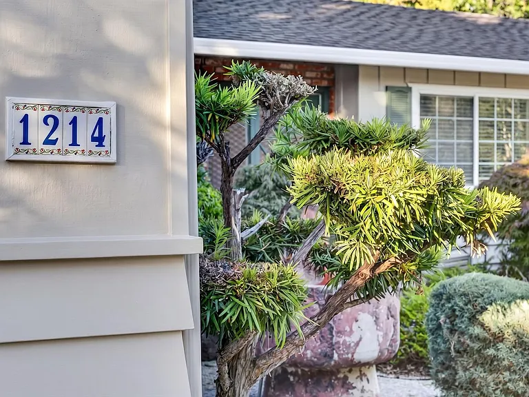 1214 Kilarney Ln — Photo 2