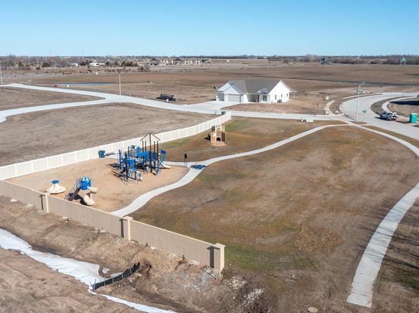 501 Maple Leaf Cir, Newton, KS 67114