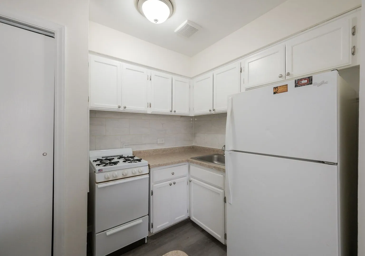 Studio Apartment Available — Photo 2