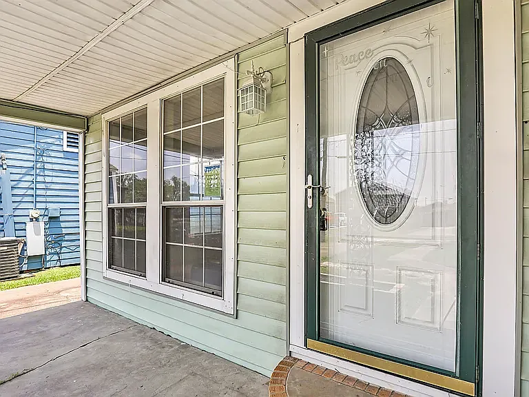 7 bed, 3800 sqft, $2,250 — Photo 2