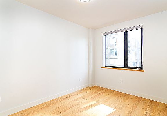 5th image of 42-22 Crescent St #8B