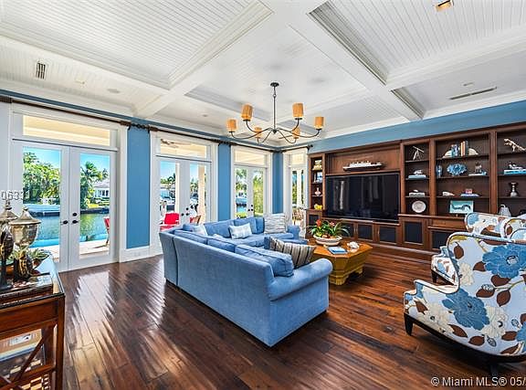 5th image of 530 Marquesa Dr