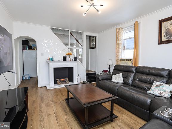 4th image of 744 Chestnut St