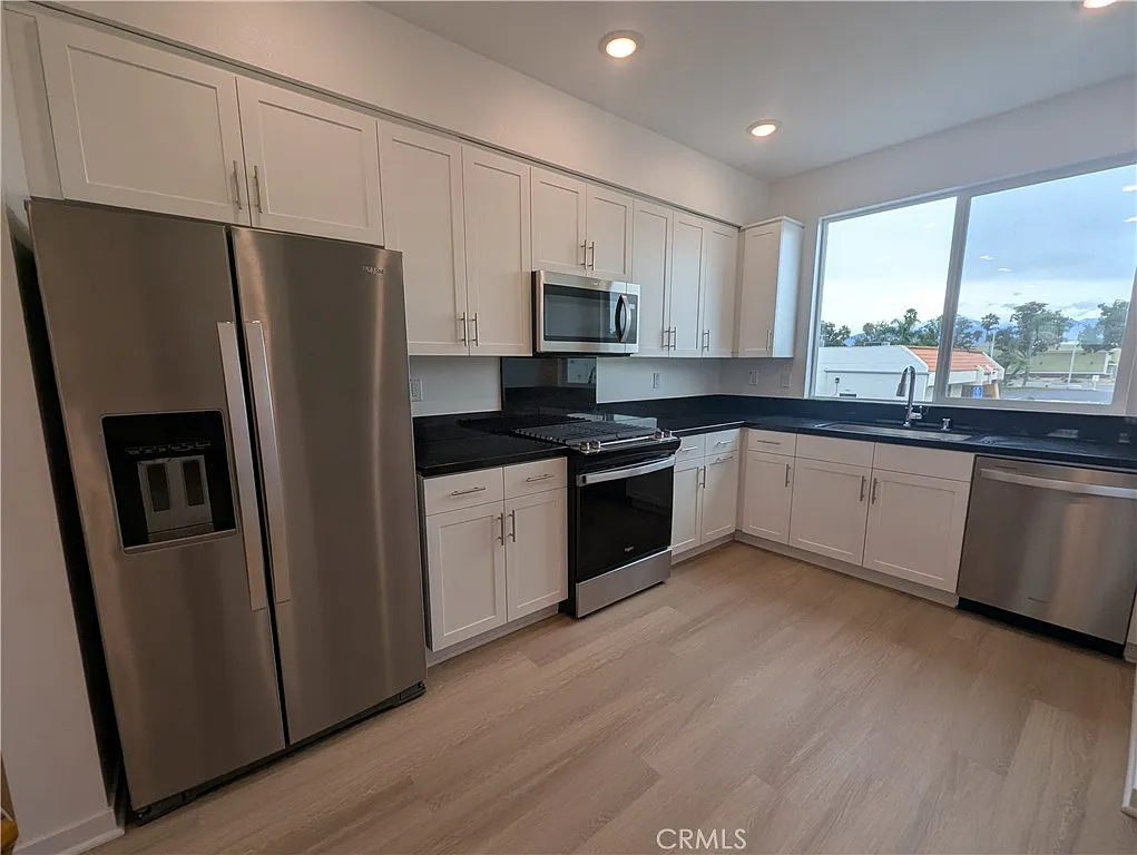 2 bed, 2.5 bath, 1958 sqft, $2,800 — Photo 2