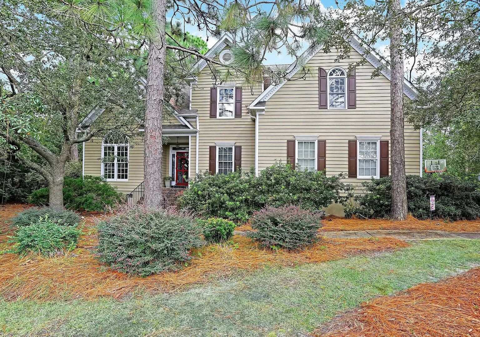 Charming home located on a quiet cul-de-sac — Photo 1
