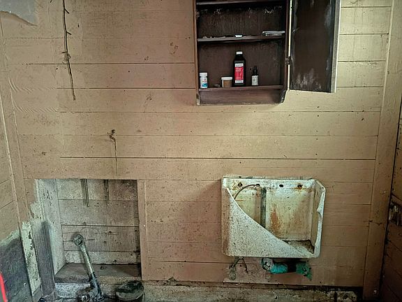 5th image of 443 Newton Rd