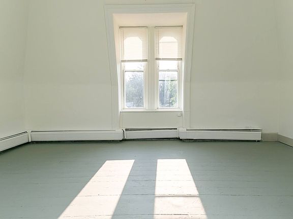 3rd image of 324 Pleasant St #9