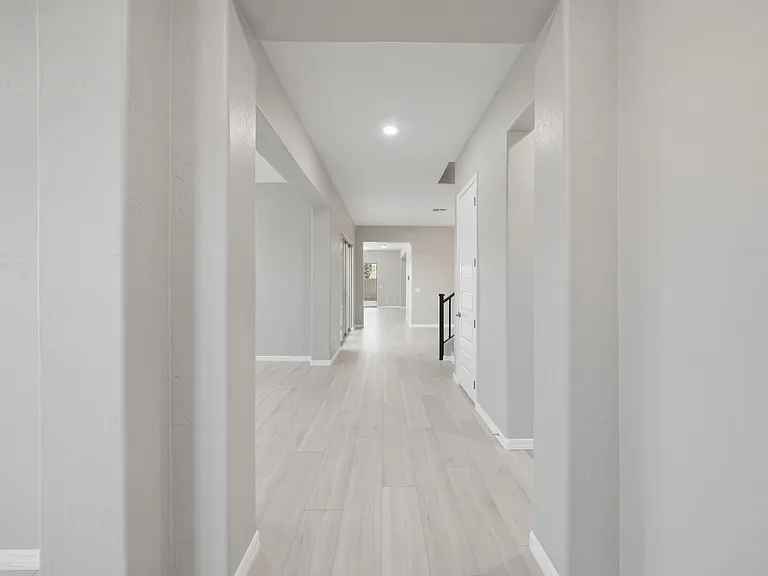1039 E Boston St — Photo 3
