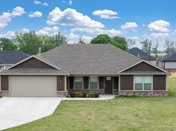 1100 Center Court Cir, Grove, OK 74344