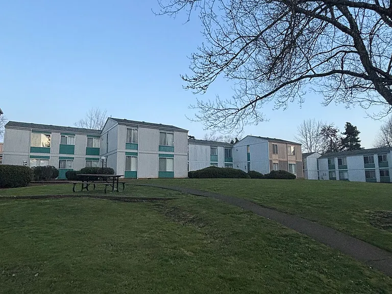 Sunnyside Village Apartments — Photo 3