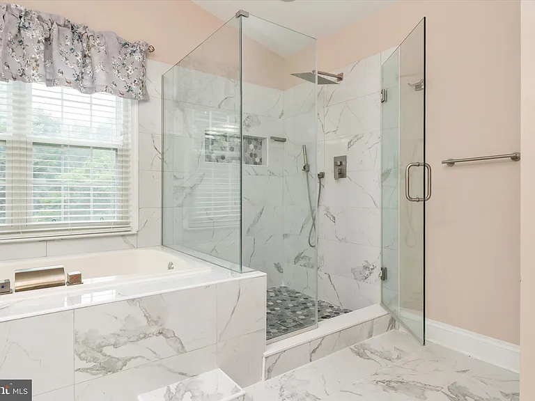 824 Stonehurst Ct — Photo 20