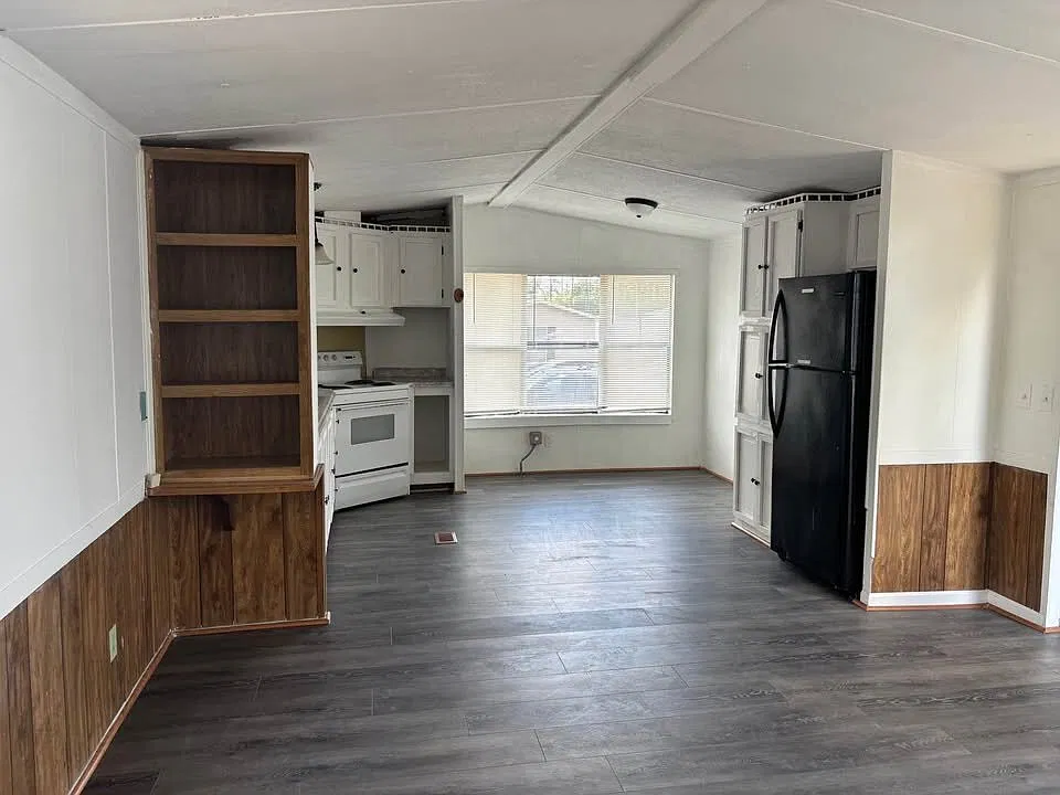 2 bed, 1.0 bath, $550 — Photo 3